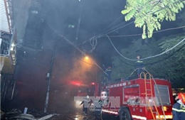 Dập tắt đám cháy quán karaoke phố Nguyễn Khang